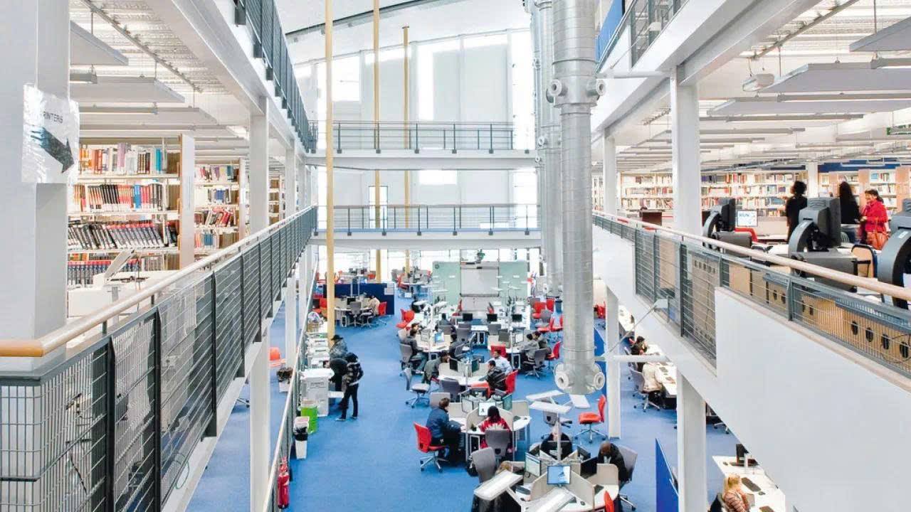 Ảnh: Sinh viên quốc tế học tập và sinh hoạt tại khuôn viên UEL
