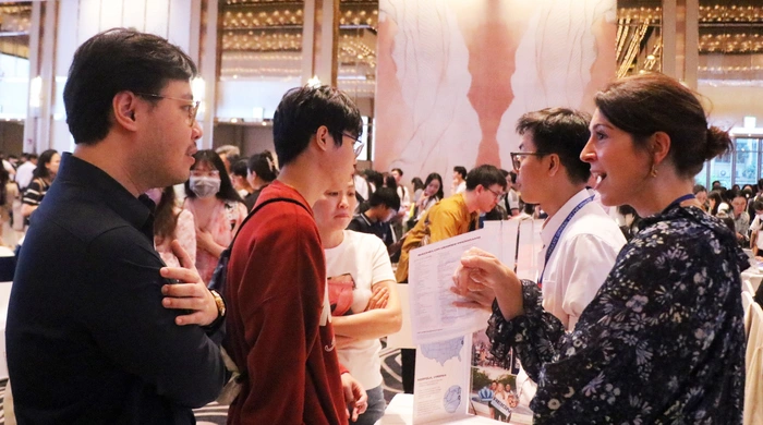 hụ huynh và học sinh chờ phỏng vấn visa du học Mỹ tại lãnh sự quán